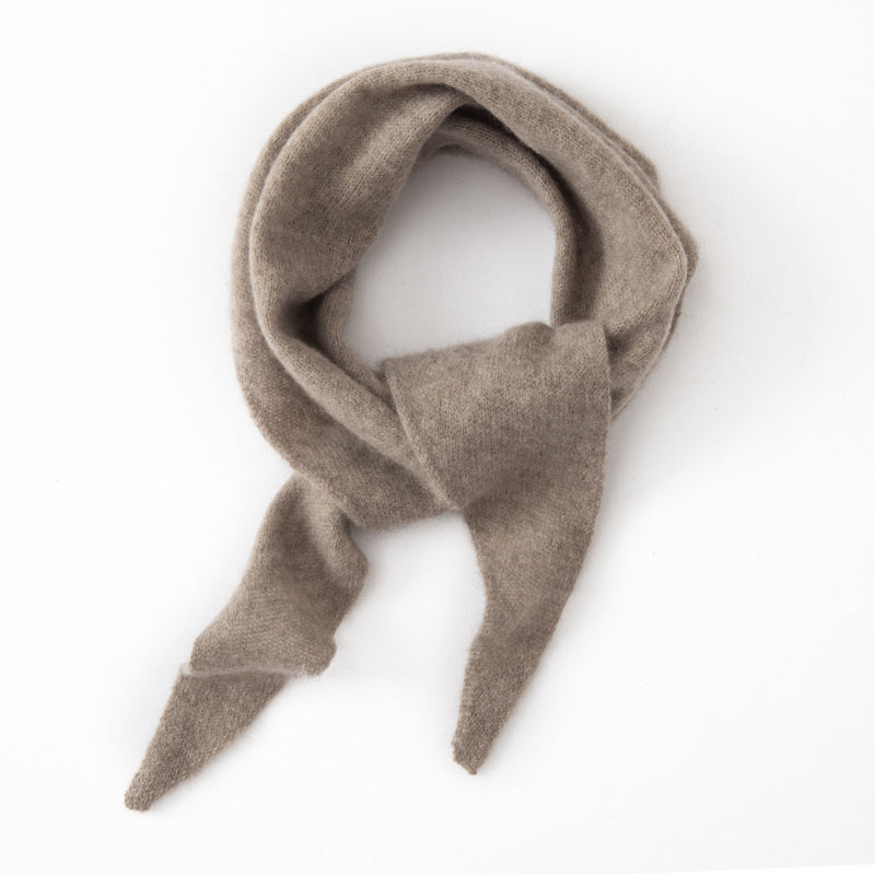 A Cashmere Triangle Scarf That Exudes Elegance And Style, Perfect for Winter Warmth. Suitable for The Office, Parties, And Everyday Outings, It Serves As a Fashionable Accessory with Breathable Fabric
